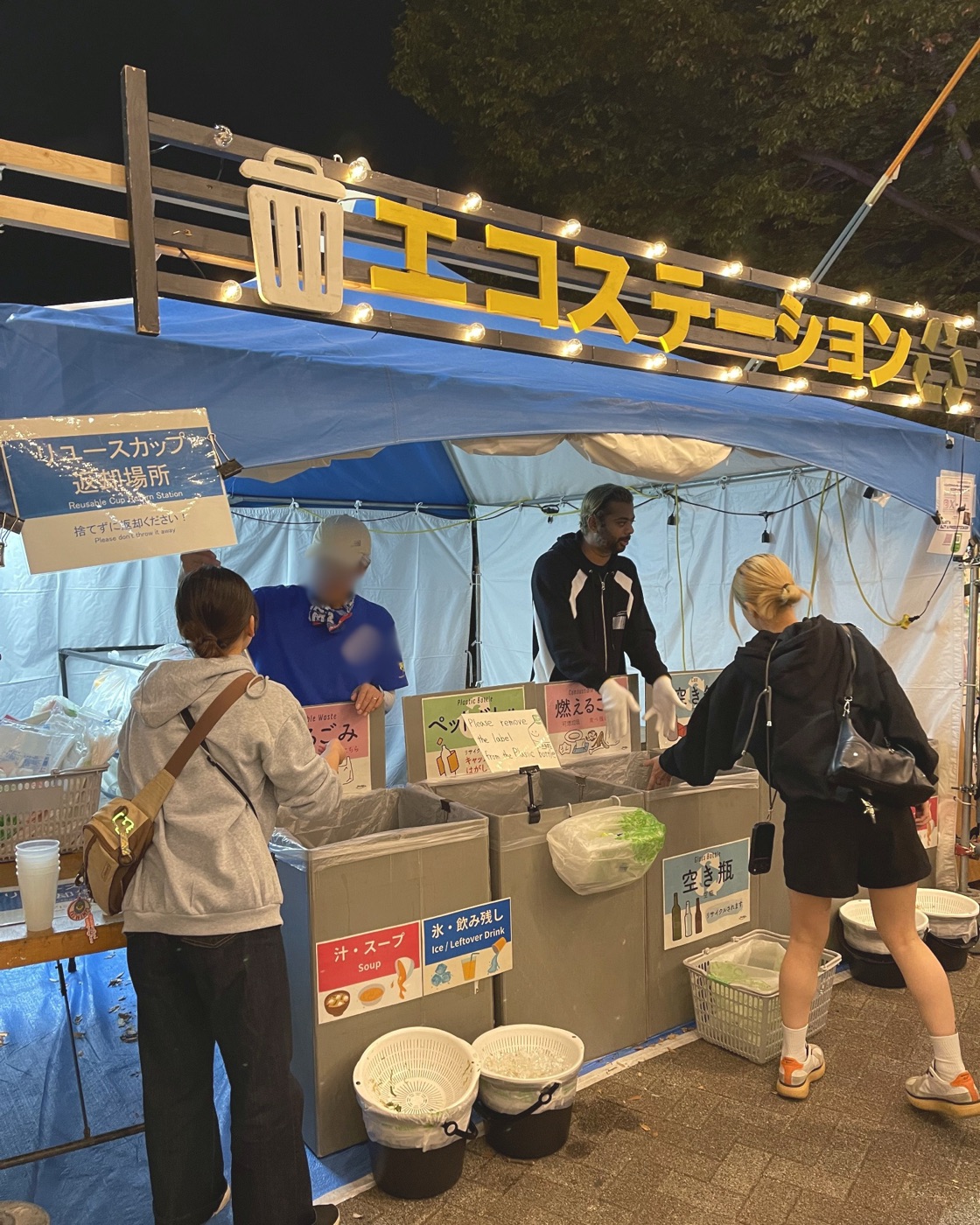 東京ナイトマーケットのエコステーションで、来場者のごみ分別を案内するUr AIのメンバーとボランティア